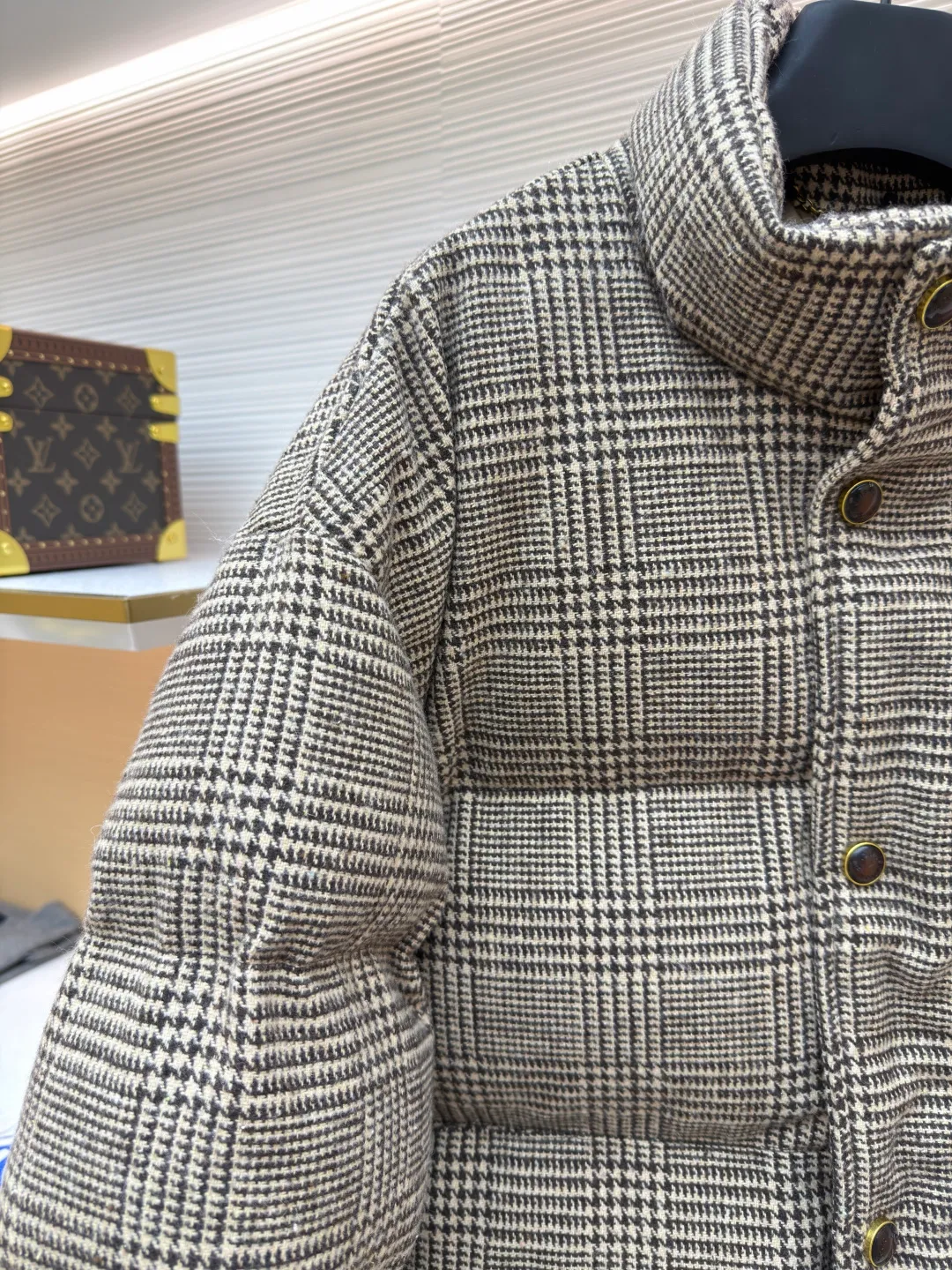 LOUIS VUITTON Tweed Plaid Tunic Stand Collar Long Sleeve Cotton Jacket ●Original version: Purchased and developed by 28699 ●Item No.: 1682302-C95 ●Fabric: Alpaca fabric ●Technology: Made by positioning cutting machine ●Color: Camel ●Version: Fitted version ●Weight: about 1725 grams ●Size: S-M-L-XL ●Description: This plaid down jacket is made of high-count wool-blend plaid fabric. It has been woven and dyed to create a rich brown-toned plaid texture. The fabric has been pre-shrunk and anti-pilling finished to give both texture and durability. The filling is made of gold-matched velvet material of 90% white goose down and 10% white goose feather, which is evenly distributed through the three-dimensional lattice filling process to eliminate the problem of velvet running; the stand-up collar version adopts a double-layer composite lining to lock the temperature, and the placket is customized with matte metal snaps and resin buttons of the same color, which fits the overall retro texture. The left chest is inlaid with a hand-polished cowhide logo plate, and the edges are oil-sealed. Each stitch adopts a 3cm/12-needle precision sewing standard, combined with the seamless taping process of invisible pockets, integrating functionality and craftsmanship details, fully displaying ingenuity and craftsmanship. The overall wiring is straight and delicate, the fabric is comfortable and soft, and the color is consistent without color difference. It can be matched with the same style to create a fashionable look and control various occasions. Customized accessories, complete with three standards, same style for men and women!